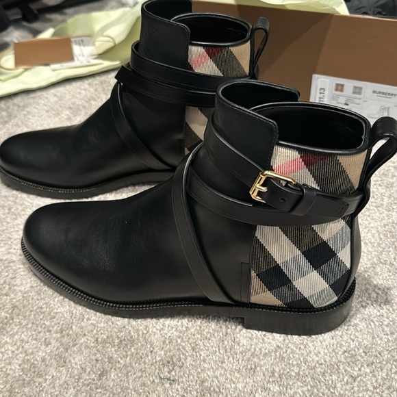 Brand new Burberry Boots Prlye - Picture 4 of 5